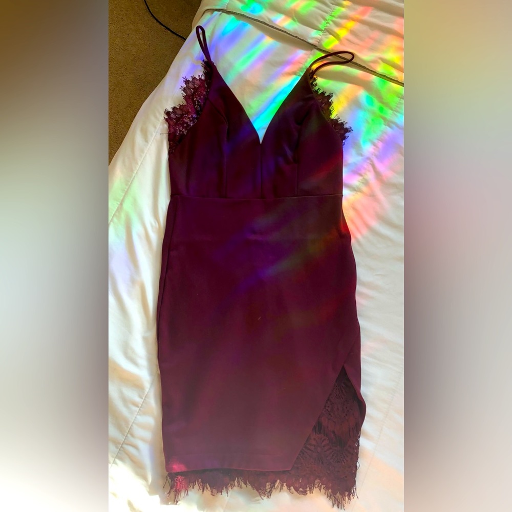 Gorgeous Burgundy ASTR dress w Lace back, Comfortable & Stretchy, Size M / 6-8